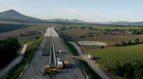 České středohoří s novou dominantou, jejíž zprovoznění v budoucnosti je krajně nejisté.