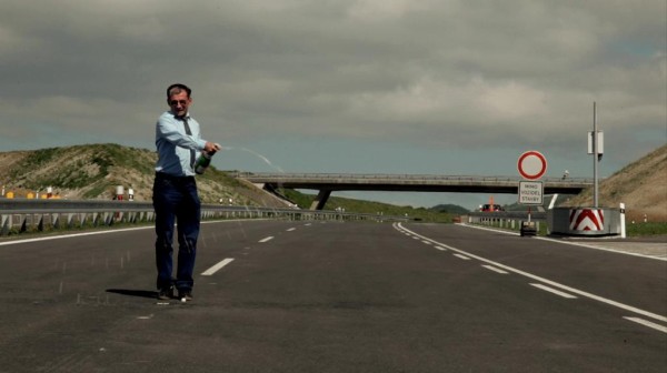 Ekologický aktivista dr. Miroslav Patrik pečlivě sleduje postup stavby a podává k soudu pochybení stavařů i úřadů. 