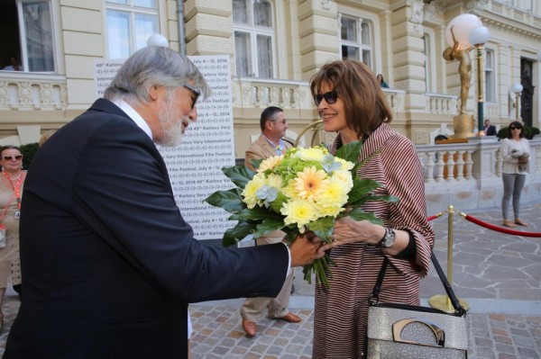Jiří Bartoška vítá Fanny Ardant ve Varech (foto: KVIFF)