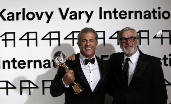 Mel Gibson s Jiřím Bartoškou (foto: KVIFF)
