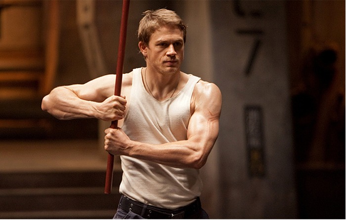 Padesát Charlie Hunnam