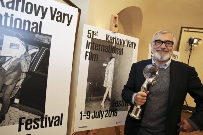 Prezident MFF KV Jiří Bartoška s letošními vizuály festivalu a Křišťálovým globem