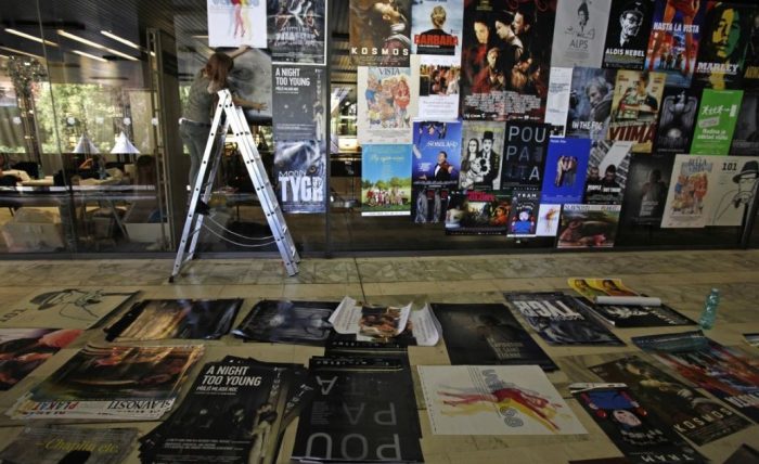 Příprava populární plakátové plochy v hotelu Thermal (foto: Film Servis Festival Karlovy Vary)