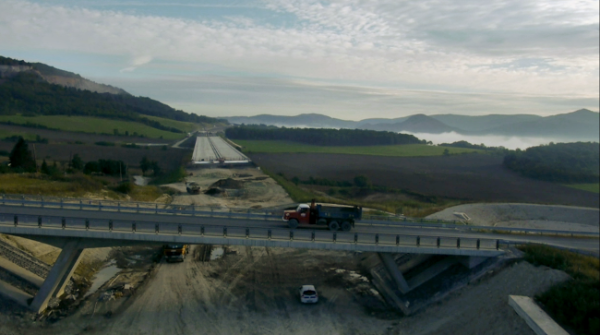 Místo, kde trasa dálnice vede několik metrů od domu Adámkových. Dům se stal neprodejným.