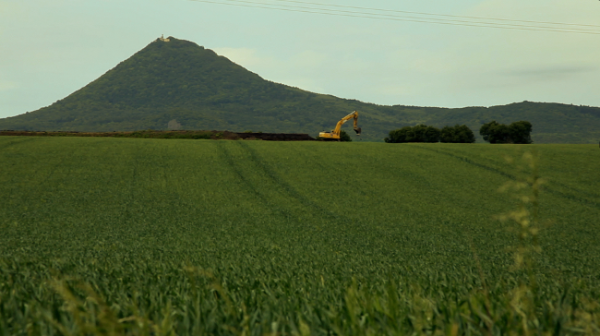 Místo, kde trasa dálnice vede několik metrů od domu Adámkových. Dům se stal neprodejným.