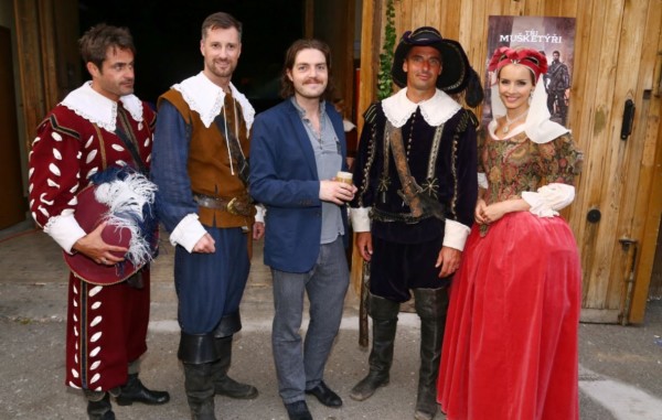 Představitel Athose, britský herec Tom Burke (uprostřed) s tvářemi TV Prima