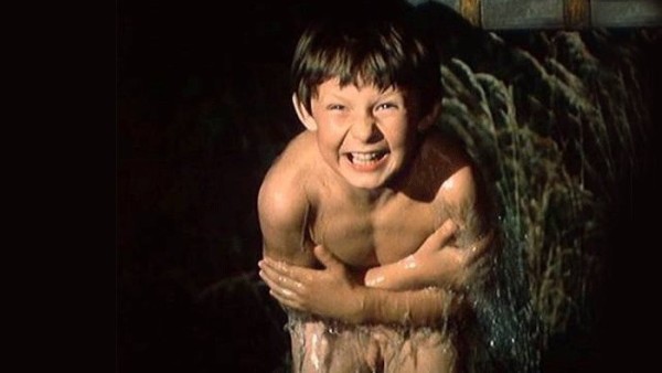 Tomáš Holý pod pumpou ve filmu Jak dostat tatínka do polepšovny